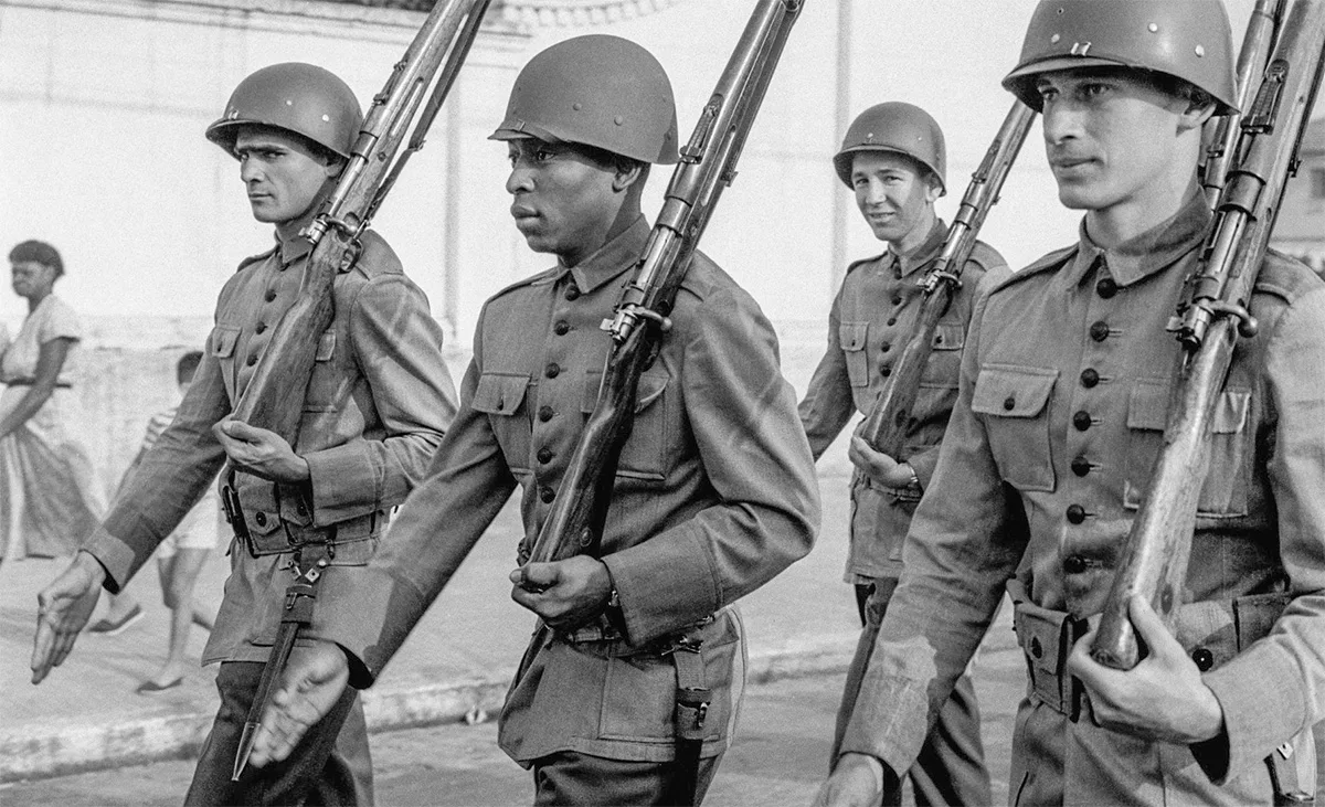 Король футбола с винтовкой в руках. Как великий Пеле в Король футбола с винтовкой в руках. Как великий Пеле в армии служил