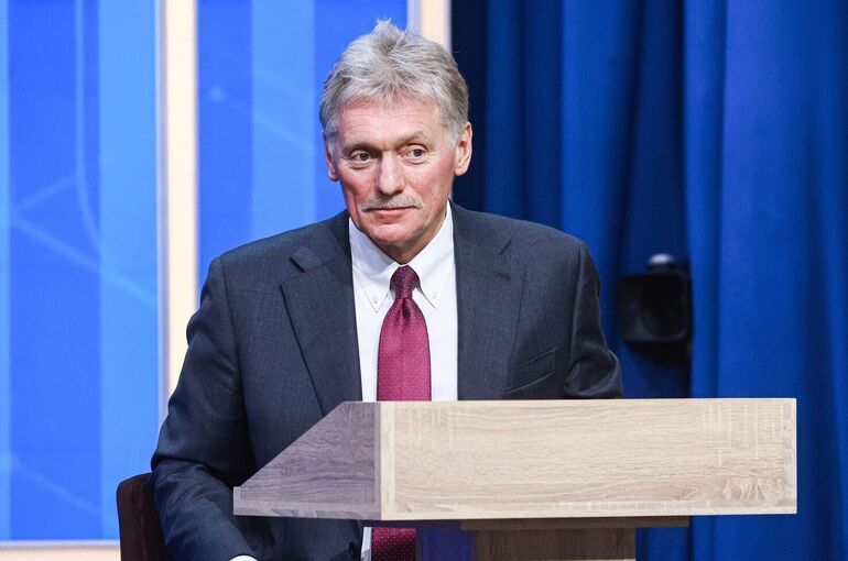 Песков: Кремль не планирует судиться из-за масок с лицом Путина Песков: Кремль не планирует судиться из-за масок с лицом Путина