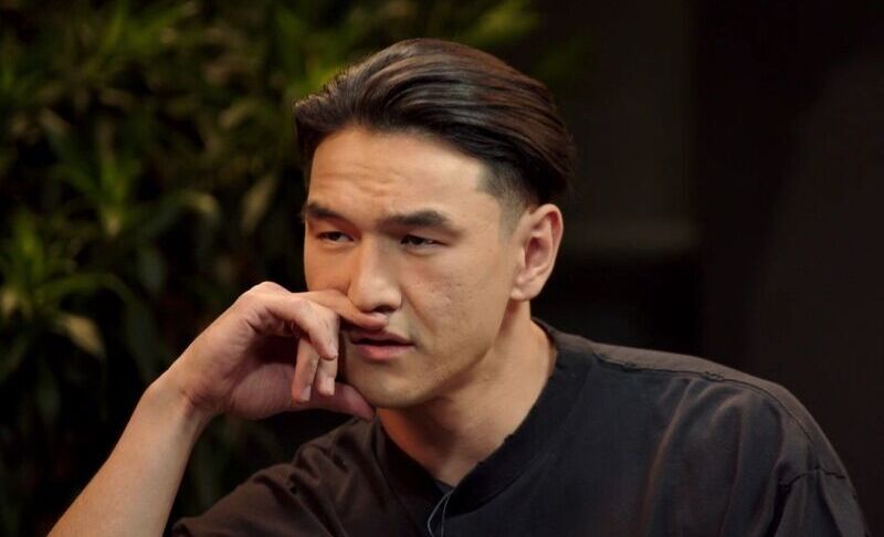 «Вы пришли посмотреть на уголовника»: Нурлан Сабуров впервые вышел на «Вы пришли посмотреть на уголовника»: Нурлан Сабуров впервые вышел на сцену после запрета на въезд в Россию