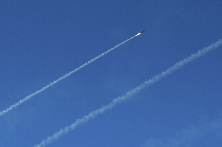 Хуситы нанесли ракетные удары по военным объектам в Израиле Хуситы нанесли ракетные удары по военным объектам в Израиле