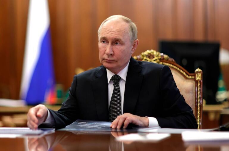 Путин провел совещание по повышению эффективности военной техники