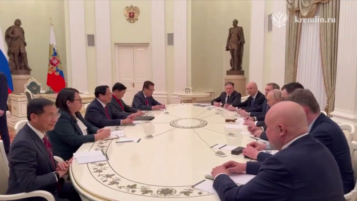 Путин встретился с премьер-министром Вьетнама Фам Минь Тинем Путин встретился с премьер-министром Вьетнама Фам Минь Тинем