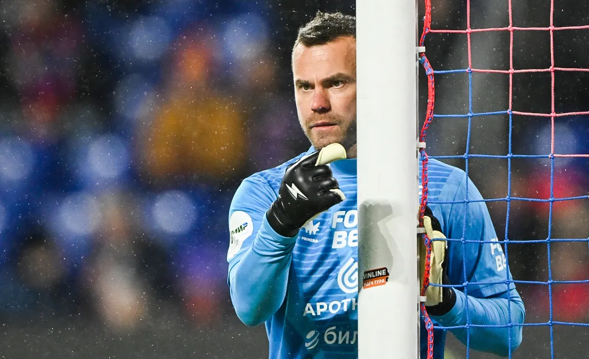 Страшно за Акинфеева с такой обороной! Легенде нужна другая схема Страшно за Акинфеева с такой обороной! Легенде нужна другая схема