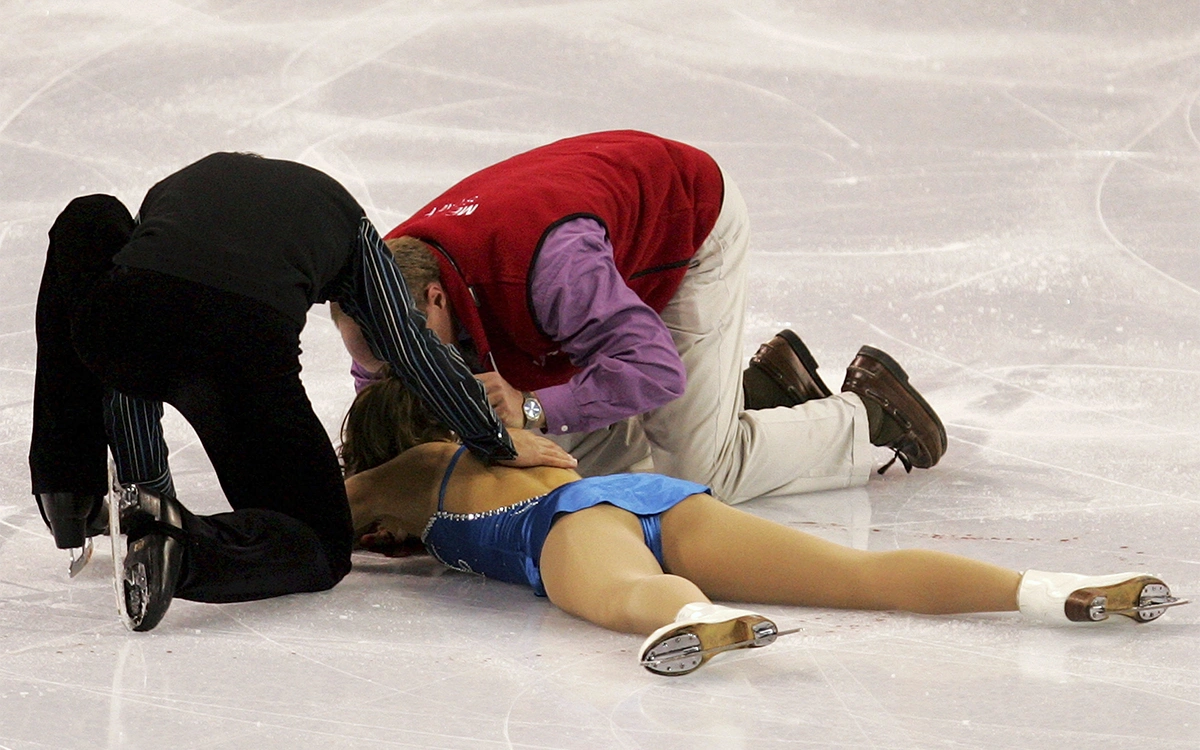 Триумф россиян омрачило страшное падение конкурентов. Фигуристка была неподвижна