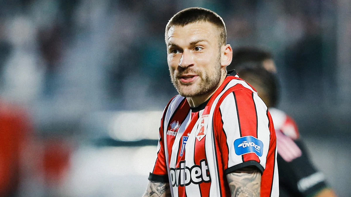 Атаковал «Матч ТВ», мучился в РПЛ, а теперь грубит в Греции. Калинин в Европе лучше Чалова