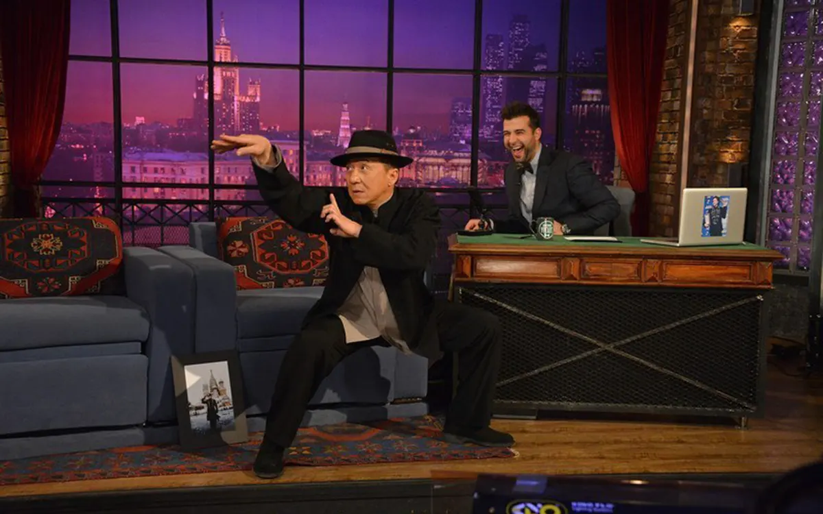 Сыграл гастарбайтера и ударил ведущего. Культовый поход Джеки Чана на Сыграл гастарбайтера и ударил ведущего. Культовый поход Джеки Чана на «Вечерний Ургант»