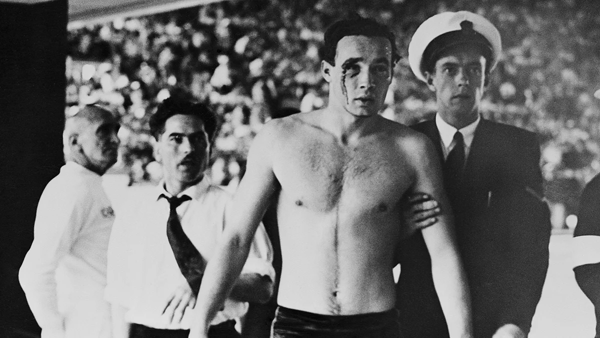 Зрители плевали в воду — нашим засчитали поражение. Этот матч Зрители плевали в воду — нашим засчитали поражение. Этот матч в водном поло не забудут