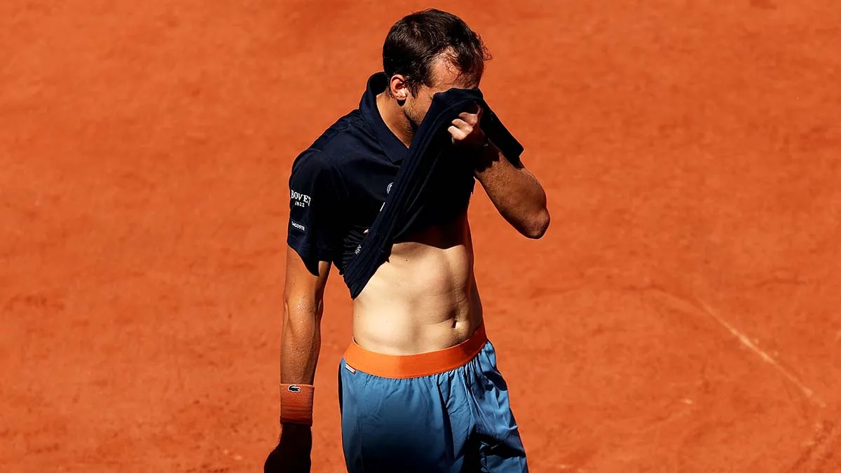 Исторический кошмар Медведева на «Ролан Гаррос». Неужели это закат карьеры?